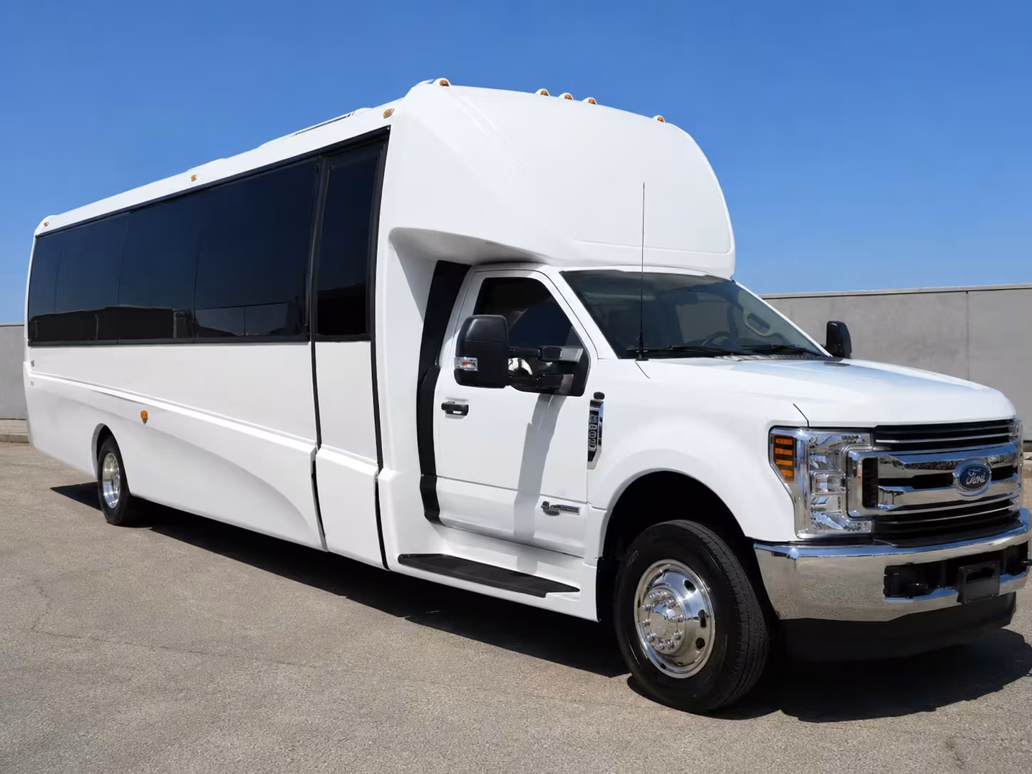 minibus rentals in longmont for dickens opera house shows